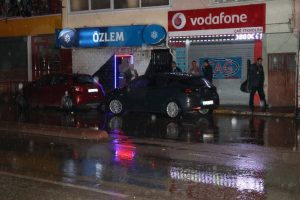 Bar &ouml;n&uuml;ndeki silahlı kavga! Bir kadın vurularak ağır yaralandı