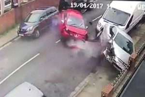 Park halindeki 5 araca &ccedil;arptı! Polisi arayıp 'Arabam &ccedil;alındı' dedi