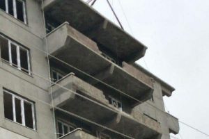 Sıva yaparken d&uuml;şen iş&ccedil;i can verdi!
