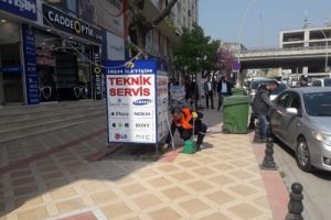 Bir g&uuml;nl&uuml;ğ&uuml;ne &ccedil;&ouml;p&ccedil;&uuml; olup sokakları s&uuml;p&uuml;rd&uuml;