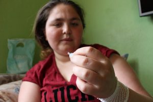 24 yaşındaki gen&ccedil; kızın v&uuml;cudu iğne &uuml;retiyor