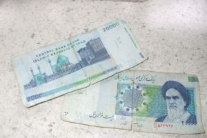 İran, Riyal'i dolara karşı sabitledi