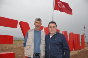 &Uuml;nl&uuml; t&uuml;rk&uuml;c&uuml; Mahmut Tuncer'den Mehmet&ccedil;iğe destek