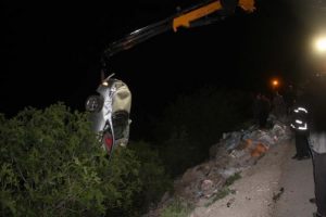 Dere yatağına yuvarlanan otomobil 3 saatte &ccedil;ıkarıldı