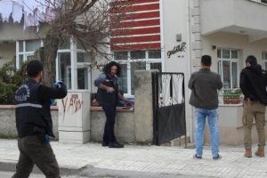 Kayınpederinin silahıyla intihara kalkıştı