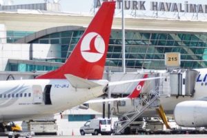 Atat&uuml;rk Havalimanı'nda leylek s&uuml;r&uuml;s&uuml; alarmı!