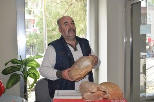 Bursa'da &uuml;rettiği doğal ekmekleri Kilis'teki askerlere yolladı