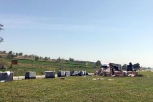 TIR'ın devrilmesiyle 30 ton otomobil par&ccedil;ası yola sa&ccedil;ıldı
