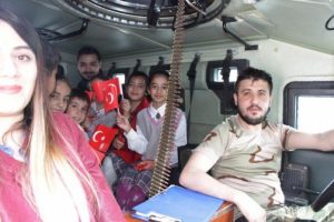 Şırnak'ta &ccedil;ocuklar zırhlı ara&ccedil;larla gezdirildi