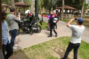 'Saldırıya uğradık' ihbarıyla gelen polislere s&uuml;rpriz kutlama