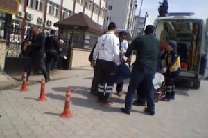 Adliyeye gelen kadına eşi ve kayınpederinden dayak!