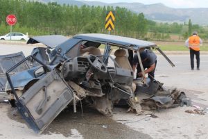 İkiye b&ouml;l&uuml;nen otomobilin s&uuml;r&uuml;c&uuml;s&uuml; ağır yaralandı