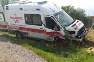 Ambulansla minib&uuml;s &ccedil;arpıştı: 6 kişi yaralandı