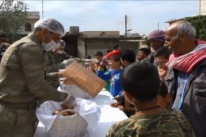 Mehmet&ccedil;ik Afrin'de yardımlarını s&uuml;rd&uuml;r&uuml;yor