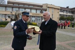 Polis memuruna 'altın d&uuml;d&uuml;k' hediye edildi