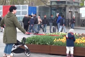 Turist Anne, &ccedil;ocuğuna tasma bağlayıp gezdirdi!