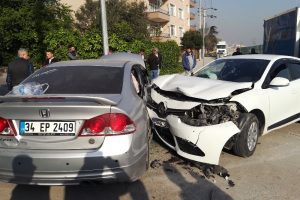 İki otomobil &ccedil;arpıştı: 5 yaralı