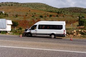 Ambulans ile minib&uuml;s &ccedil;arpıştı: 6 yaralı