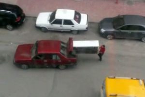 Buzdolabını otomobilin bagajında taşıdılar