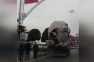 Aşırı y&uuml;kl&uuml; kamyonet trafikte tehlike sa&ccedil;tı