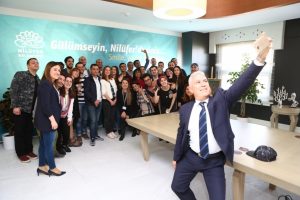 Bursa Nil&uuml;fer Belediye Başkanı Bozbey: Gen&ccedil;ler kendileri ile ilgili kararlarda yer almak i&ccedil;in direnmeli