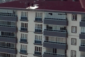 &Ccedil;atıda &ccedil;alışan iş&ccedil;iler y&uuml;rekleri ağza getirdi!