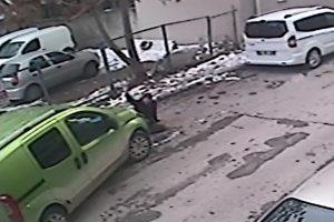 Park yerini vermemek i&ccedil;in yola oturdu