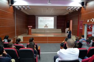 &Ouml;ğrencilerine eczacılık mesleği anlatıldı
