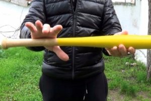 İlgin&ccedil; y&ouml;ntem! &Ouml;ğretmenlere beyzbol sopası dağıtıldı