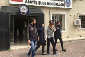 Yaşlı kadının ellerini ve ayaklarını bağlayıp, altınlarını &ccedil;aldılar