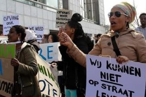 Hollanda'da sığınmacılardan 'barınma' g&ouml;sterisi