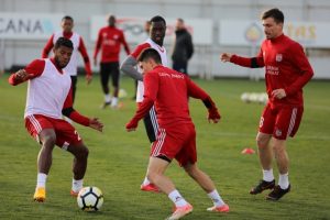 Sivasspor, Fenerbah&ccedil;e ma&ccedil;ına kilitlendi
