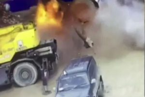 Boş yakıt deposu b&ouml;yle patladı: 1 &ouml;l&uuml;, 2 yaralı