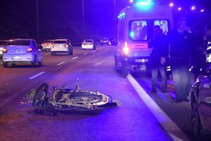Motosiklet kamyona &ccedil;arptı: 1 &ouml;l&uuml;