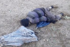Şemsiye a&ccedil;arak İHA'dan saklandı!