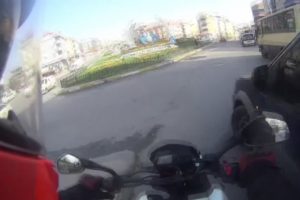 Ters d&ouml;n&uuml;ş yapan ara&ccedil; motosiklete &ccedil;arptı