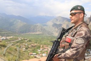 &Ouml;zel Harekat polisleri sınırda kuş u&ccedil;urtmuyor