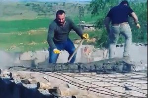 Kırdıkları &ccedil;atı &ccedil;&ouml;k&uuml;nce yere &ccedil;akıldılar!