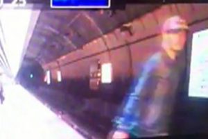 Marmaray'da trenin &ouml;n&uuml;ne b&ouml;yle atlamış!