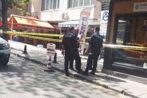 Sokak ortasında boşandığı eşini vurup ka&ccedil;tı!