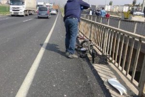 Minib&uuml;s &ccedil;arpan bisiklet s&uuml;r&uuml;c&uuml;s&uuml; can verdi