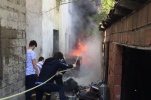 Patlamada &ccedil;ıkan yangında 4 ev k&uuml;l oldu!