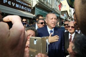 Cumhurbaşkanı Erdoğan şark&uuml;teride alışveriş yaptı