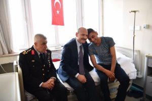 Soylu'dan tedavi g&ouml;ren askerlere ziyaret