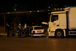 Kamyon ile otomobil &ccedil;arpıştı: 5 yaralı