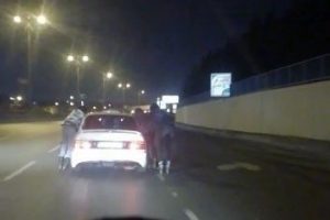 İstanbul'da patenli 3 gencin tehlikeli yolculuğu kamerada