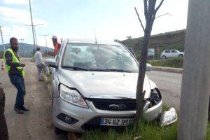 Yoldan çıkan otomobil refüjde ağaca çaptı: 4 yaralı