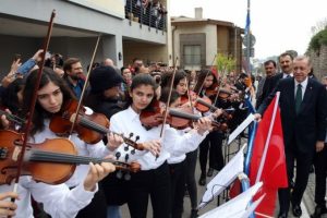 Cumhurbaşkanı Erdoğan Sulukule Akademisi'nin konserini izledi