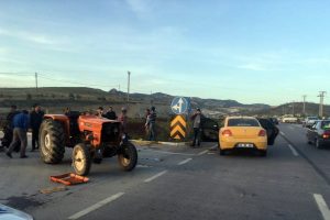 Ticari taksi traktöre çarptı: 1 yaralı