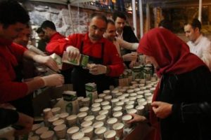 Bursa'da Ulu Cami'den çıkanlara 2 ton süt dağıtıldı
